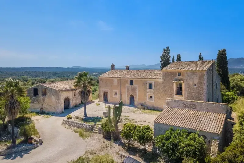 This ancient and majestic estate is located in the center of the tranquil and idyllic countryside of Mallorca, situated on an immense plot of 415.0 — photo 1