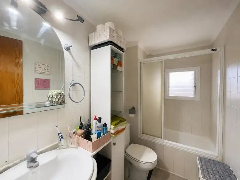 Ubicado en Santa Ponsa, una de las zonas más deseadas del suroeste de Mallorca, este espacioso apartamento ofrece bonitas vistas panorámicas — photo 6