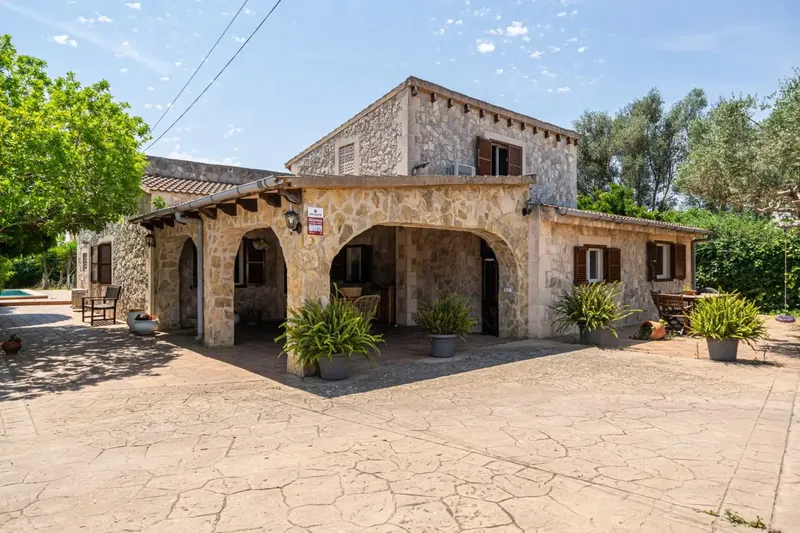 We present this exclusive rustic finca with pool and garden just minutes from Inca. — photo 1