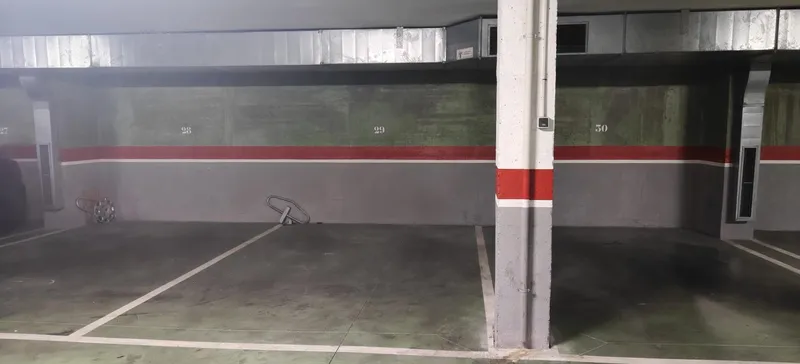 Parking space of 15m2 in a closed community garage in La Calatrava — photo 3