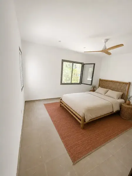 Disponible inmediatamente. Este precioso chalet de cuatro dormitorios, completamente renovado en 2026, combina el encanto de la arquitectura — photo 8