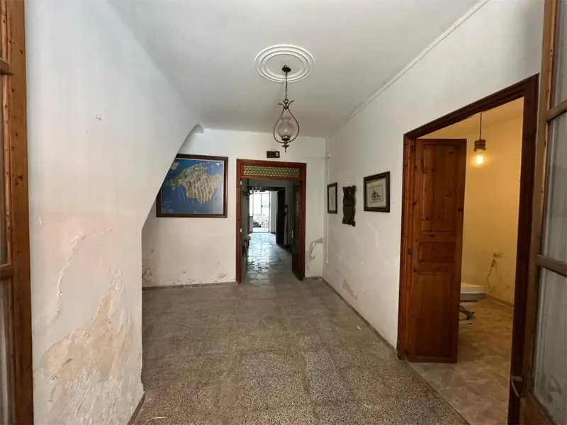 House to renovate consisting of three floors, ground floor with large patio-garden, 2 bedrooms, entrance hall, kitchen, bathroom, laundry room and — photo 1