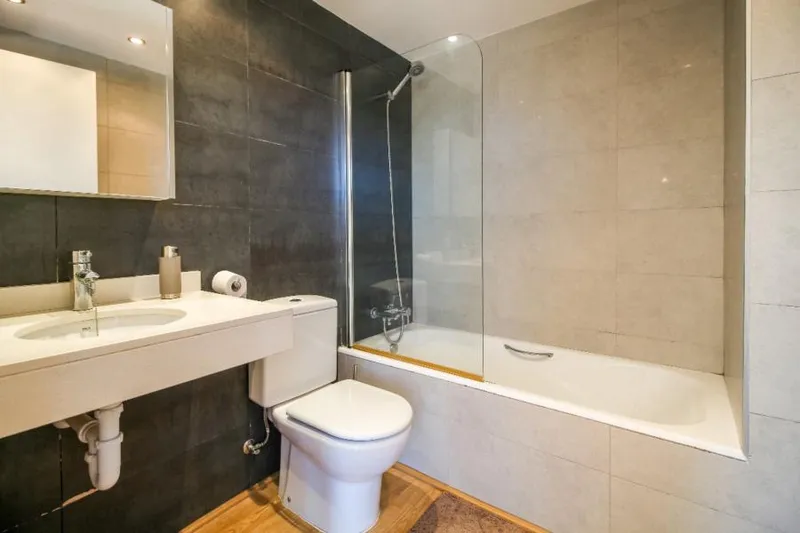 SOLD.- Sole agent listing: Chic apartment a few steps from the sandy beach of Puerto Pollensa, with lift and shared swimming pool — photo 4