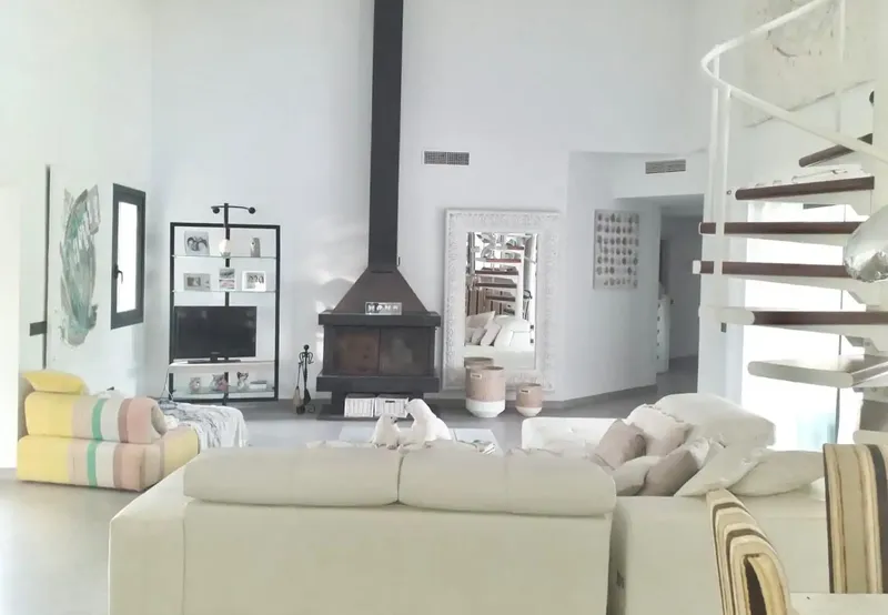 Preciosa villa de 186m2 construidos en un increíble terreno de 2.000m2. La finca se distribuye en un amplio salón comedor con chimenea con a — photo 5