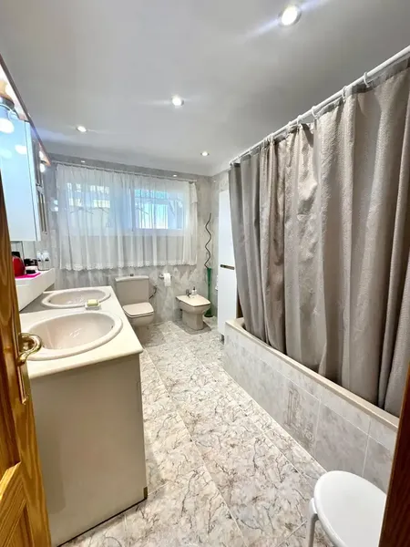 Spacious, bright and ready to move into — photo 5