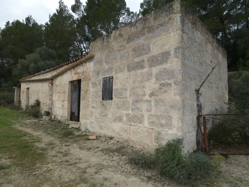 Rustic estate of 25,281 m² for sale with a 99 m² building to renovate, built before 1956 but in good condition — photo 1