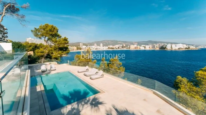 Avant-garde design and direct access to the sea in this villa located in Cala Vinyas. — photo 1