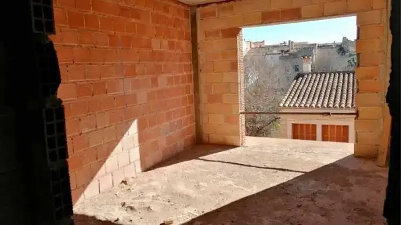 Stalled construction project for the development of 4 homes, 1 commercial unit and 6 parking spaces on C/ Illes Balears, 20 in Porreres — photo 1