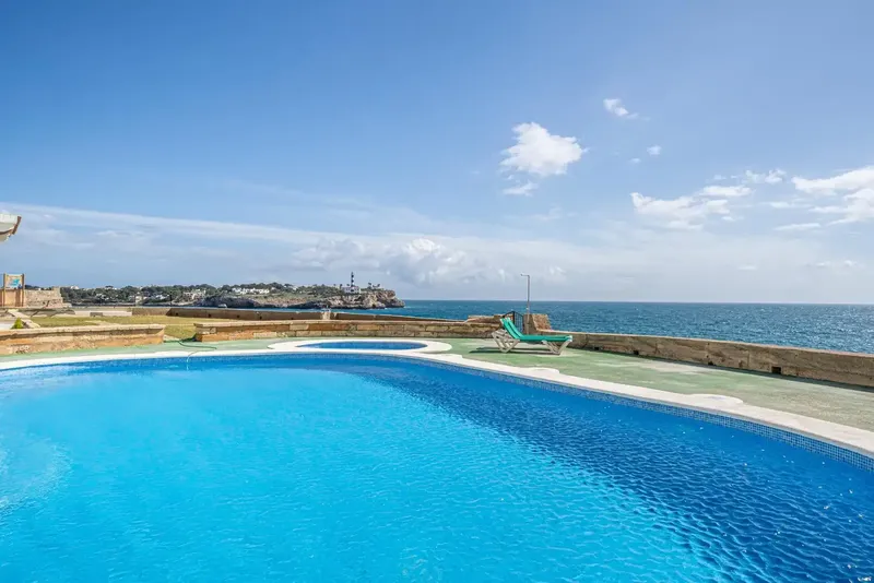 Three-bedroom penthouse on the first line of the sea in Portocolom — photo 1