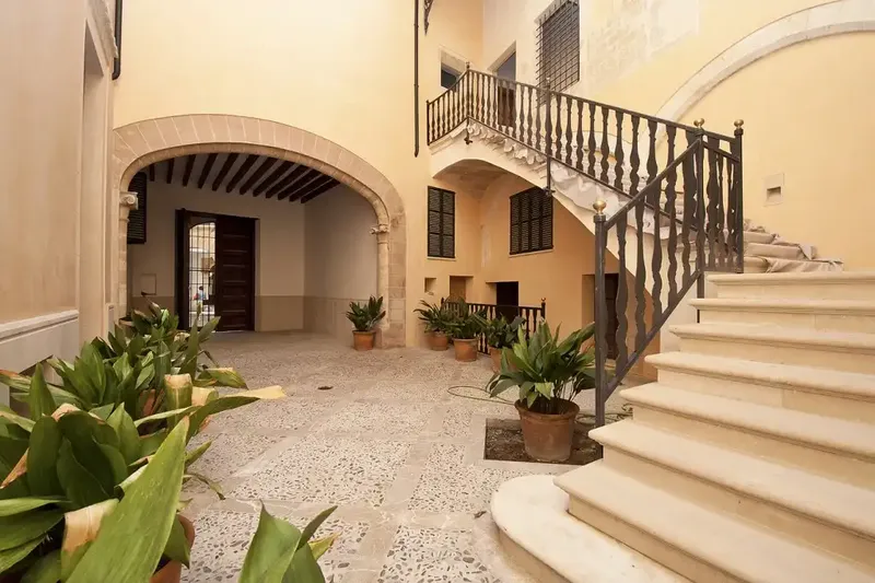 Located in the most valued area of the Old Town of Palma de Mallorca, near the wall and the famous Cathedral, this apartment — photo 9