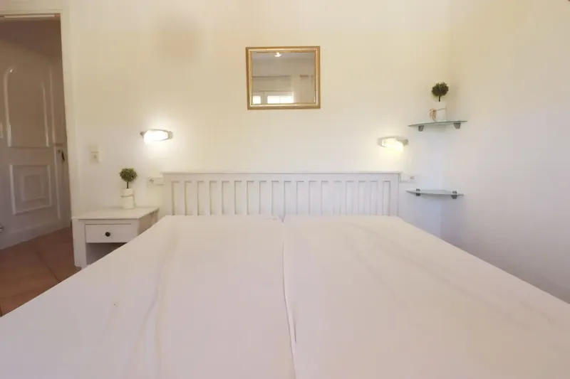 This spacious ground floor apartment is located in a quiet residential area of Peguera in Mallorca. The apartment offers a total of 5 rooms — photo 11