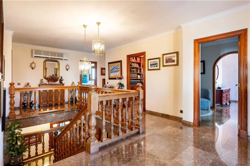 Detached villa with swimming pool on a plot of approx. 859 m² — photo 9