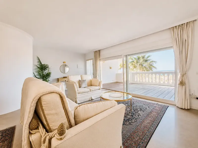 This well-kept townhouse in a quiet area of Genoa impresses with its Mediterranean style, spacious outdoor areas and its — photo 5