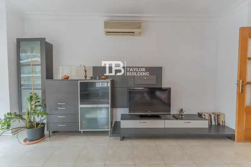 Apartment for sale in Palma de Mallorca, Balearic Islands, in the S’Escorxador area. A spacious and functional home with 153.00 m2 — photo 4