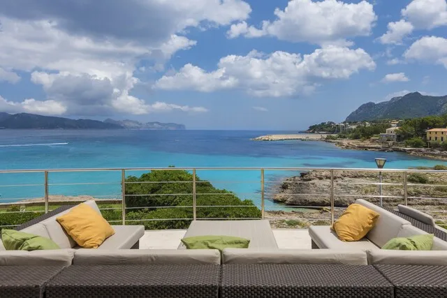 Incredible seafront villa for sale in the picturesque north of Mallorca with beach access — photo 1
