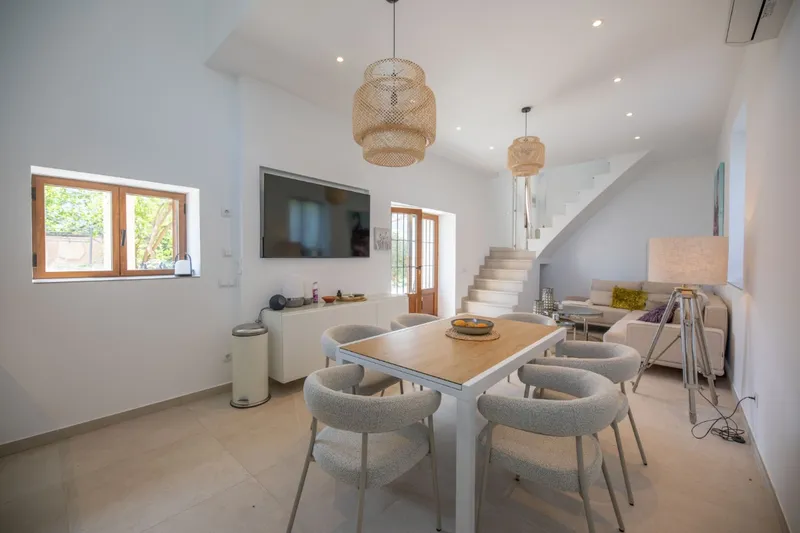 Modern Villa with Garden and Parking — photo 9