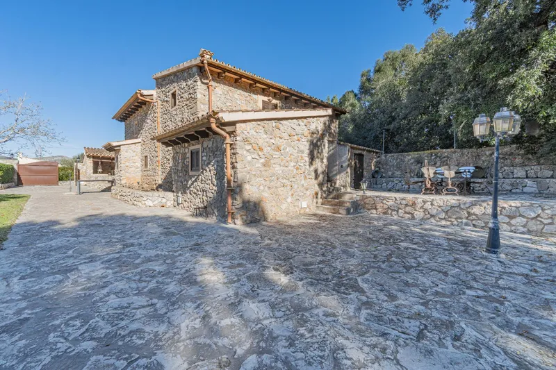 Rustic house with vineyards — photo 8