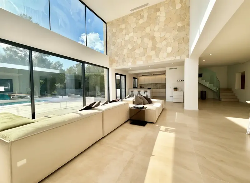 In one of the most coveted residential areas of southwest Mallorca, this exceptional property presents itself as an elegant retreat — photo 2