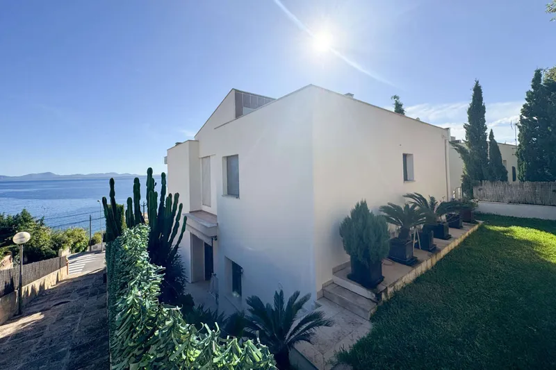 Mediterranean villa on the second sea line with sea access, near golf course and holiday rental license, Ref. 9916 — photo 2