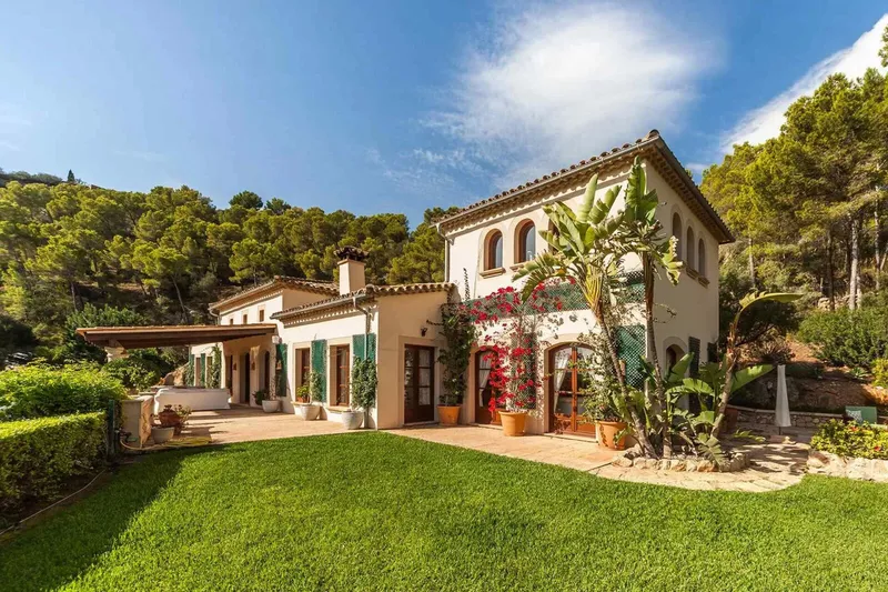 Luxurious Mallorcan country house on a large, flat plot with great views — photo 1