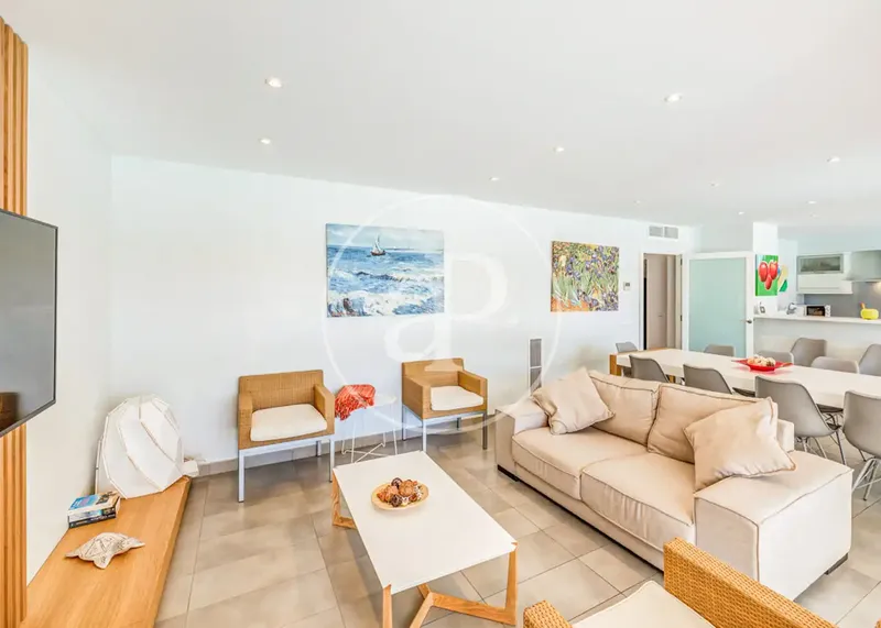 This 470 m² beachfront house in Puerto de Alcudia is a wonderful place to enjoy relaxing holidays by the sea — photo 3
