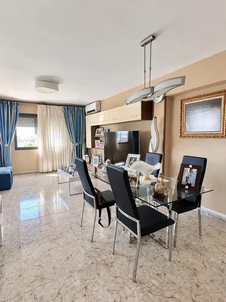 Spacious, bright and ready to move into — photo 1