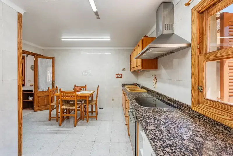 We are pleased to offer this charming village house for sale in Caimari, which boasts a wealth of authentic features and — photo 8