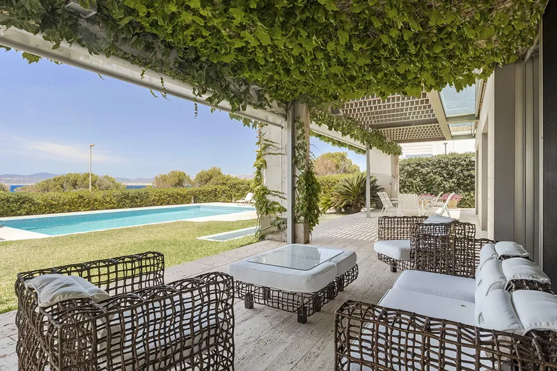 Villa in Son Veri Nou - Property with pool on the first sea line — photo 3