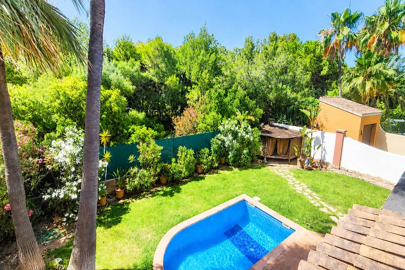 Sunny chalet with private pool in exclusive golf residence — photo 4