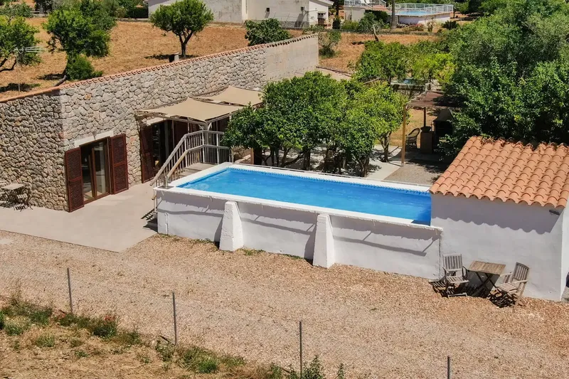 This beautiful property is located in the idyllic countryside near the charming village of Campanet on a plot of about 3,900 m², surrounded by — photo 3