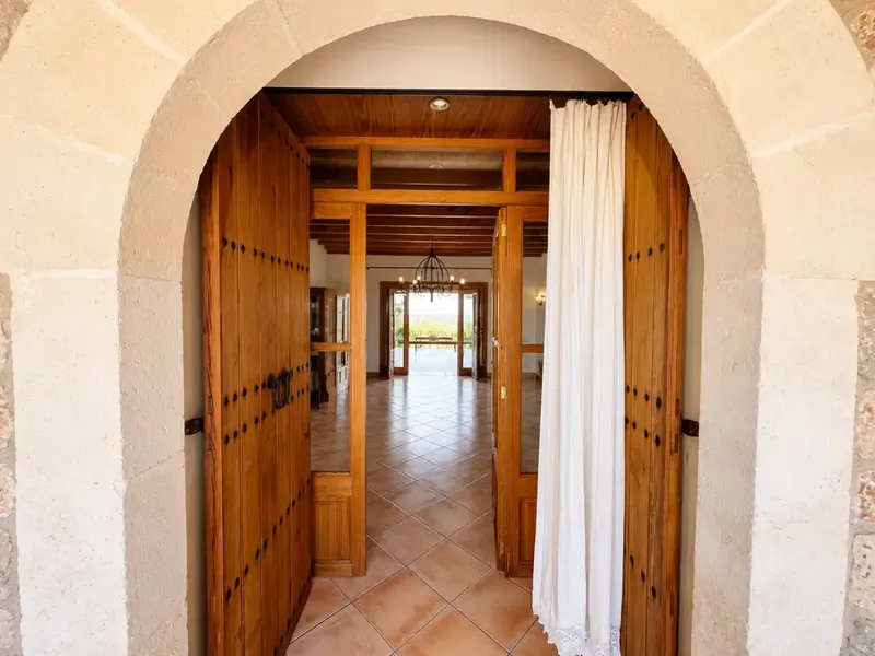 Large Mediterranean finca-style villa in Santa Eugènia, available for long-term rental from 15/08/2026, located in a residential area — photo 4