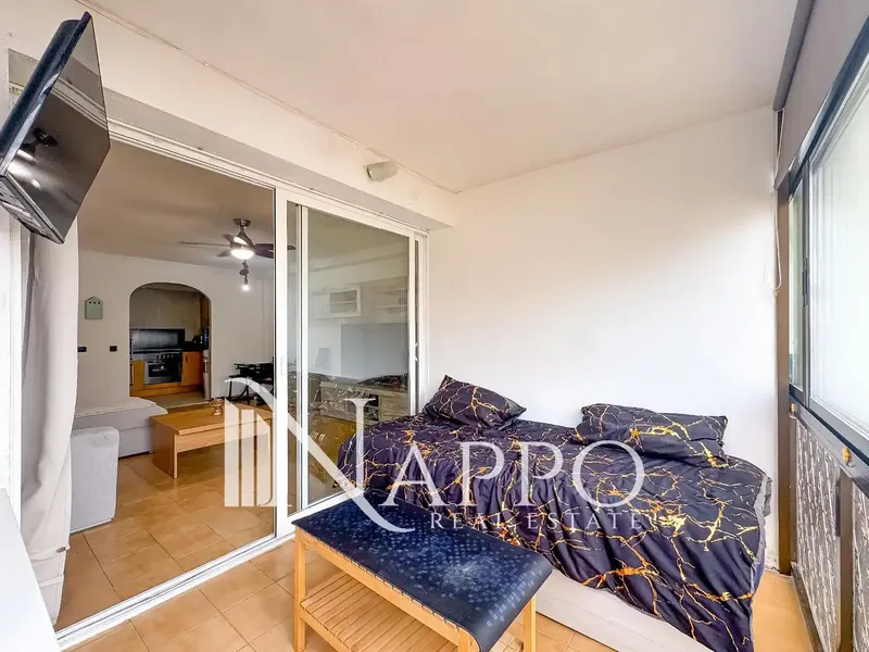 Nappo Real Estate tiene el placer de presentar este atractivo apartamento situado en primera línea de mar en Magaluf, dentro de un cuidado c — photo 6