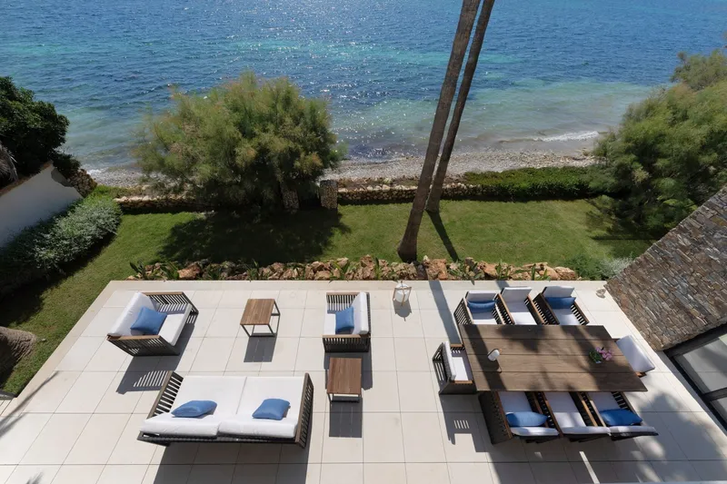 Frontline villa with direct beach access in Port Verd — photo 3
