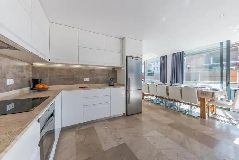 Discover this impressive minimalist-style chalet for sale in Playas de Muro, just 350 meters from the sea. — photo 2