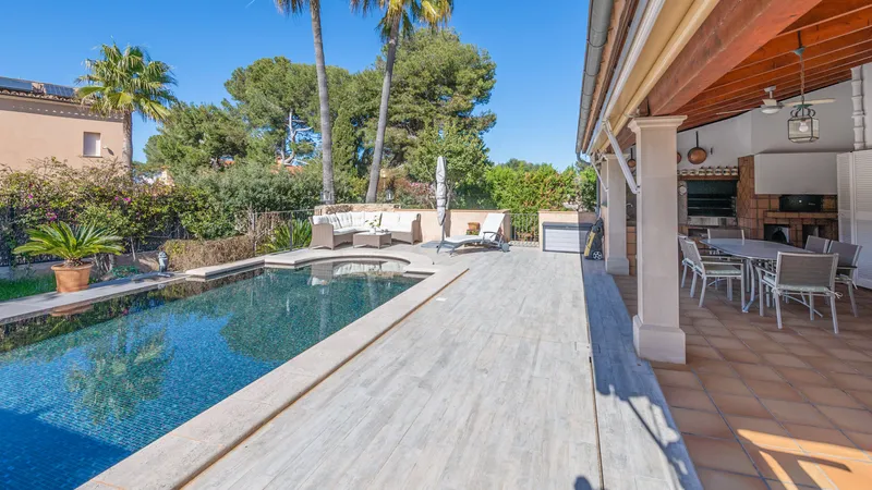 Charming villa for sale in Bahia Blava with pool and garden — photo 4