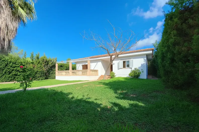 Discover this charming detached house for sale in the quiet and family-friendly area of Bahía Grande de Llucmajor. — photo 1