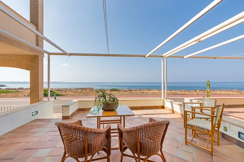 A unique opportunity: house on the seafront in Sa Ràpita with dreamlike views — photo 1