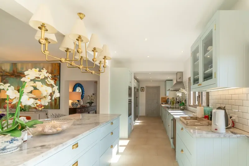 Discover this spectacular independent villa with Ibizan inspiration in the heart of Cala d'Or, just steps from the sea — photo 6
