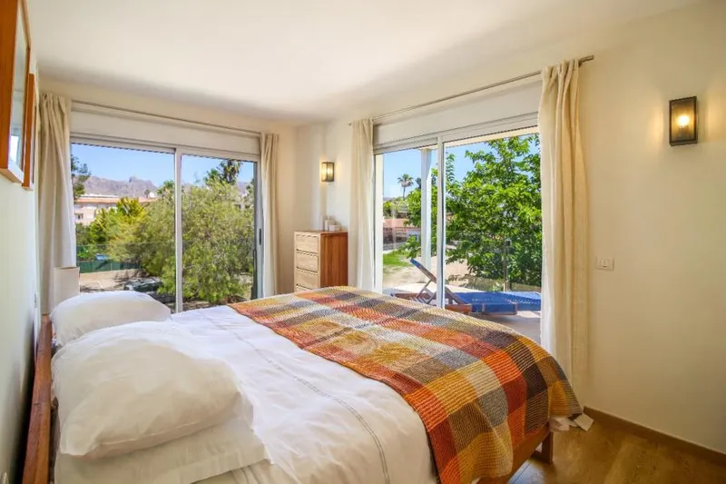 SOLD.- Sole agent listing: Chic apartment a few steps from the sandy beach of Puerto Pollensa, with lift and shared swimming pool — photo 2