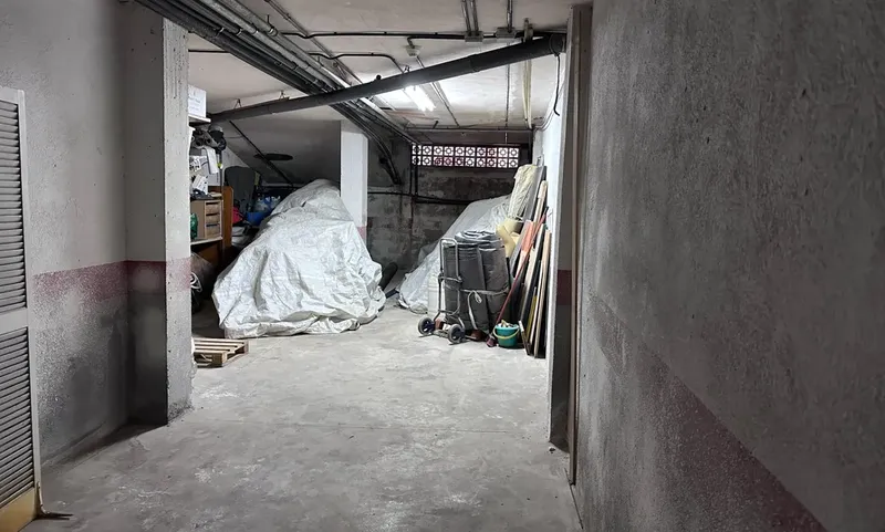 Parking space with ample storage space — photo 4