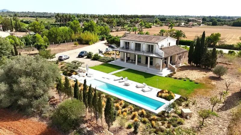 Welcome to your new dream villa! This luxurious detached residence impresses with its bright rooms and a spacious — photo 6