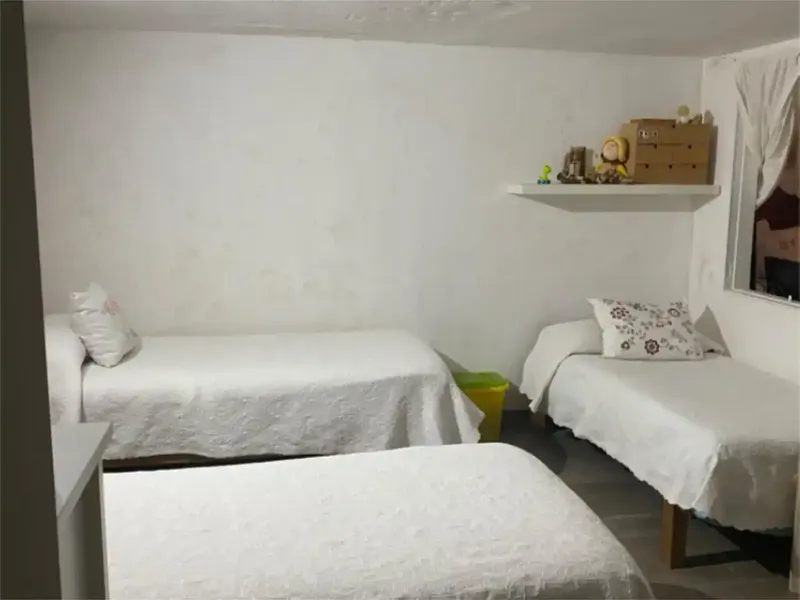 Se vende finca con casa de 150m2 dividida en dos plantas. En la planta de abajo se encuentra un pequeño salon, un baño, tres dormitorios, un — photo 5