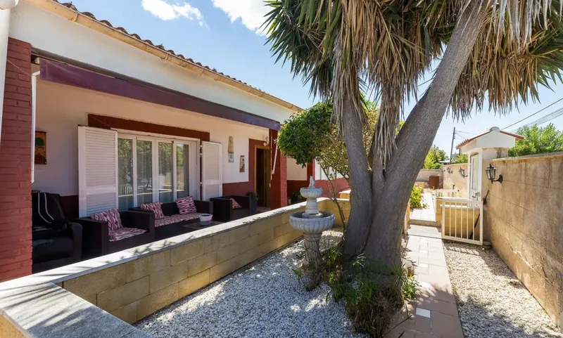 Detached house with pool and garage — photo 6
