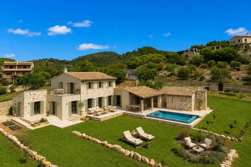 This beautiful newly built finca is located above the lovely village of Cala Millor and below the mountain 'Na Penyal' — photo 6