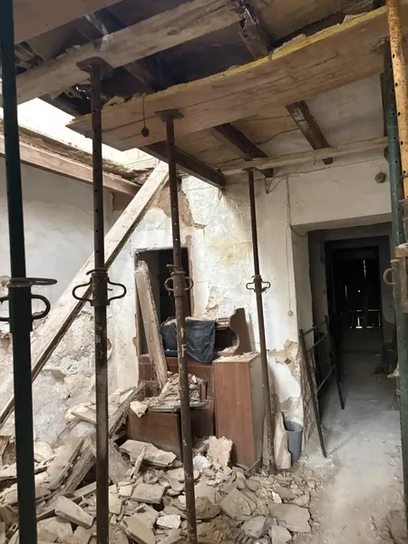 CASA DE 1835 EN CENTRO PUEBLO- GRAN POTENCIAL DE REHABILITACION — photo 2