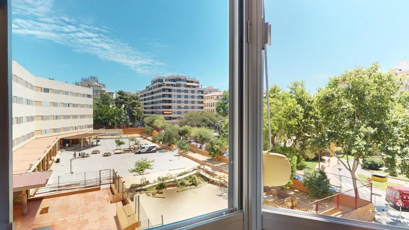 Bright three-bedroom apartment with study in the coveted Plaza Patines area — photo 2