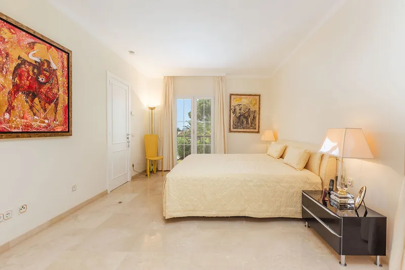High-quality villa with character and sunny ambience — photo 11