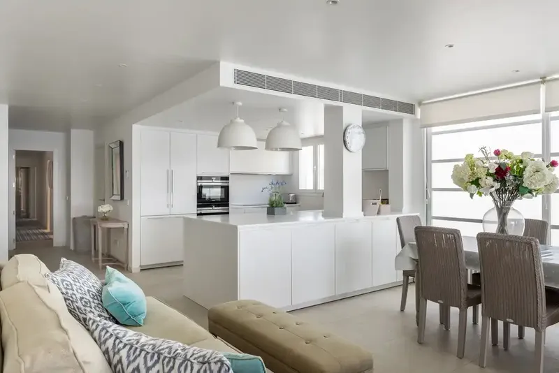 This beachfront apartment with a magnificent presentation is located on the famous Pine Walk and enjoys impressive — photo 11