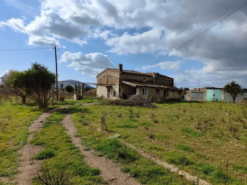 Excellent estate in Búger, to be fully renovated, with a main two-story house with fireplace. Porch with barbecue, a stone house for — photo 1