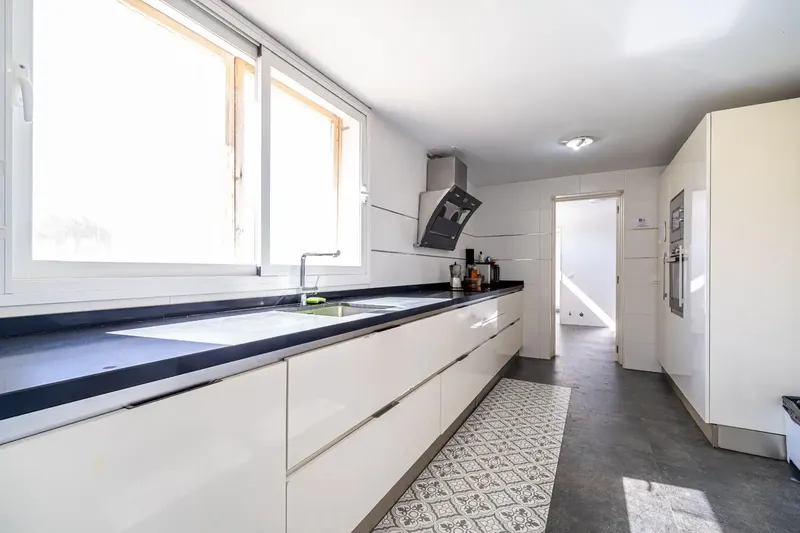 Amplia vivienda unifamiliar con piscina, jardín, placas solares y garaje doble en Pla de na Tesa — photo 12